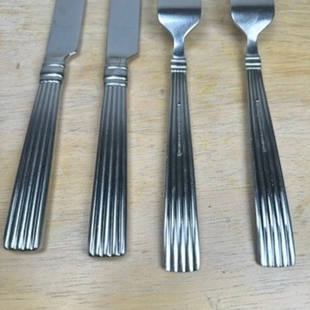 REED & BARTON CRESCENDO II Stainless 18/10 2 Dinner Forks & 2‎ Dinner Knives